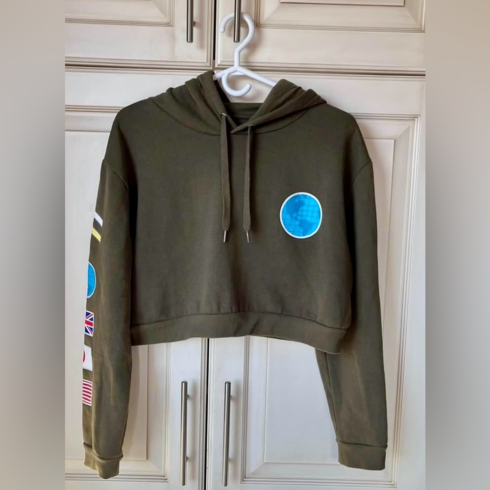 🍓 Amnesia crop hoodie in army green. Size Large. EUC